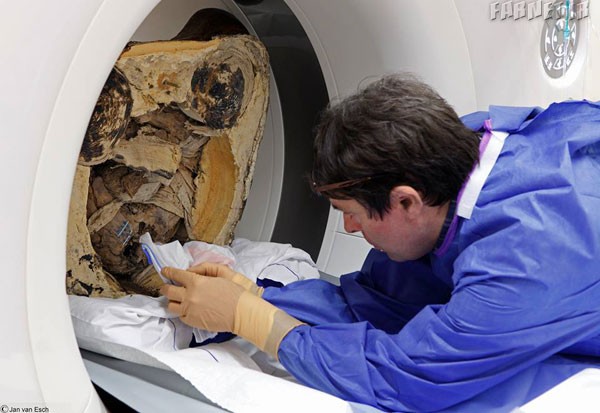 CT scan finds mummified monk inside 1,000-year-old Buddha 01