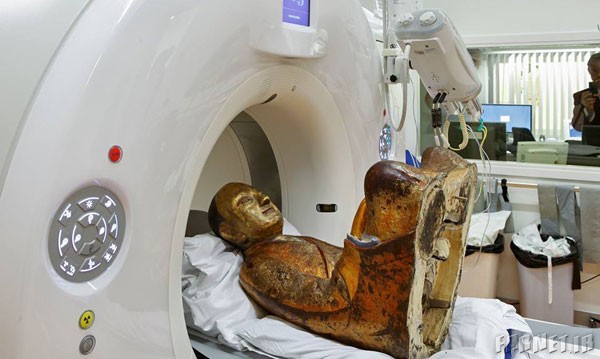 CT scan finds mummified monk inside 1,000-year-old Buddha 03