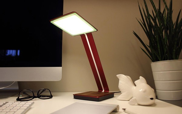 چراغ OLED رومیزی قابلیت شارژ اسمارت فون ها را دارد.